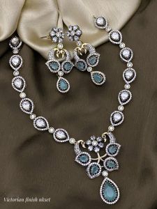 Victorian Necklace with Earrings, Pista Green