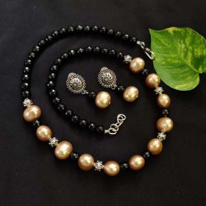 Shell Pearl And (Black) Agate Necklace