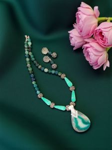 Lace Agate pendant with matching onyx Beads, Peacock Green