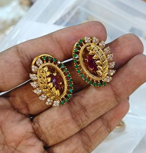 Matt finish peacock round with maroon quartz stud