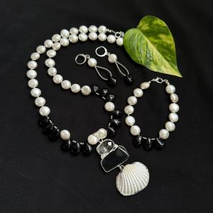 Shell and Gemstone pendant with Monolisa beads with bracelet