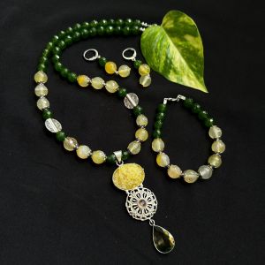 Gemstone pendant with agates with bracelet