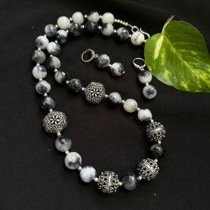 Onyx beads necklace with hollow beads.