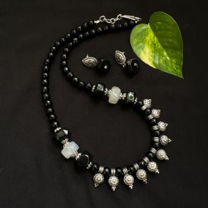 Agates necklace with kohlapuri beads.