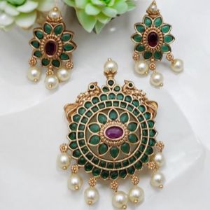High Quality Kemp Pendant With Matching Earrings, Emerald Green