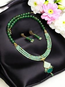 3 layer of agates with a gemstone pendant and a green agates to finish