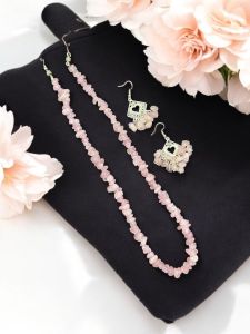 Gemstone chip necklace rose quartz