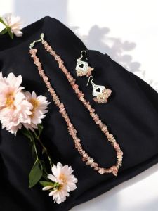 Gemstone chip necklace strawberry quartz