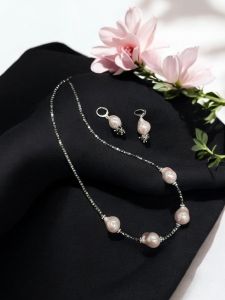Black spinal beads with baroque she’ll pearls Necklace
