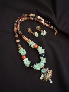 Gemstone pendant with onyx beads and chips