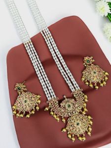 Matt finish pendant with she’ll pearls necklace
