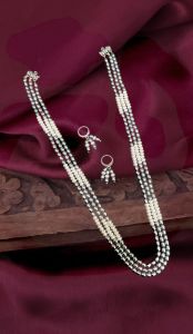3 Shell Pearl Necklace Grey With White