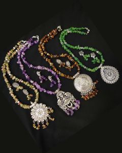 Chip Necklace with Antique Gold Pendant, Pack Of 4 Sets