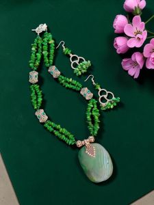 Navrabeads Agate Slice Pendant Necklace with Mother of Pearl Chip Beads & Victorian Spacers