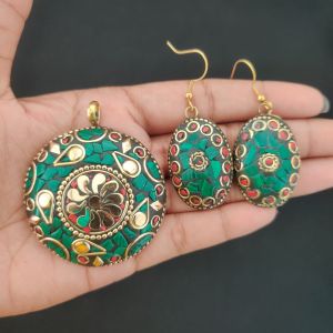 Tibetan ROUND Shaped Pendant, MALACHITE GREEN With Gold Designs and Earrings