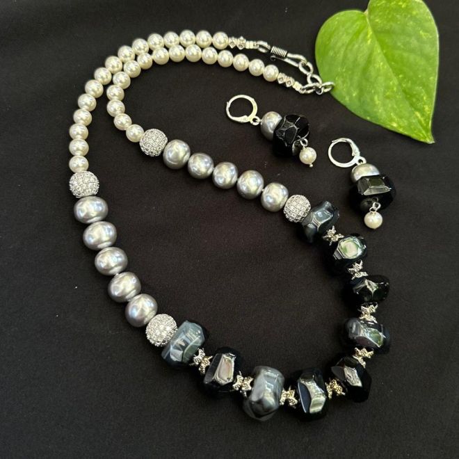 Onyx Beads And Shell Pearl Necklace