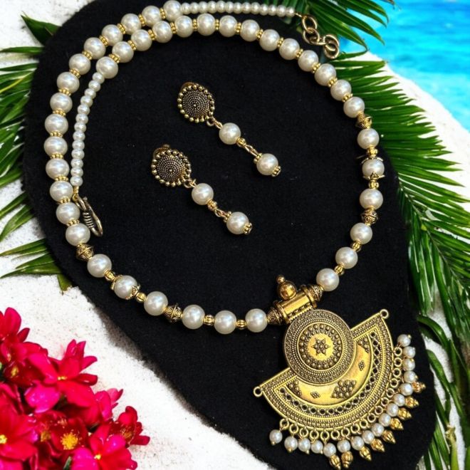 Pearl necklace with antique pendant sales