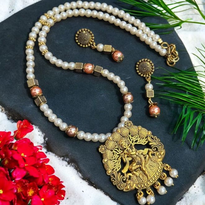 Pearl set with gold pendant on sale